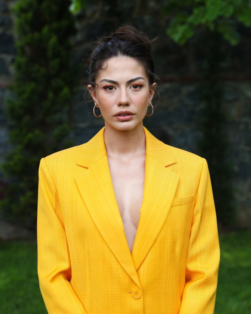 Demet Ozdemir Biography, TV Series, Movies, Age, Height, Facts, Boyfriend, Family, Education, Net Worth