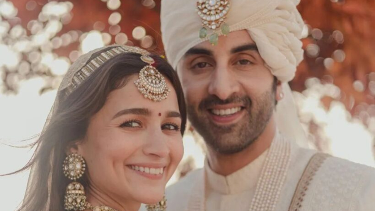 Read more about the article Ranbir Kapoor & Alia Bhatt Wedding LIVE Updates, Marriage Date, Marriage Photos, Videos, News