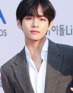 V (BTS) Biography, Facts, Age, Height, Songs, Girlfriend, Family, Education, Net Worth, Photos, Videos